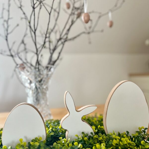 Osterhase und Ostereier aus Holz als Dekoration
